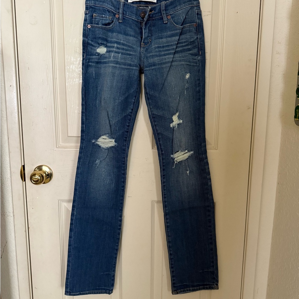 NWT Abercrombie A&F Distressed Fallon Classic Straight Leg Jeans. Size 25